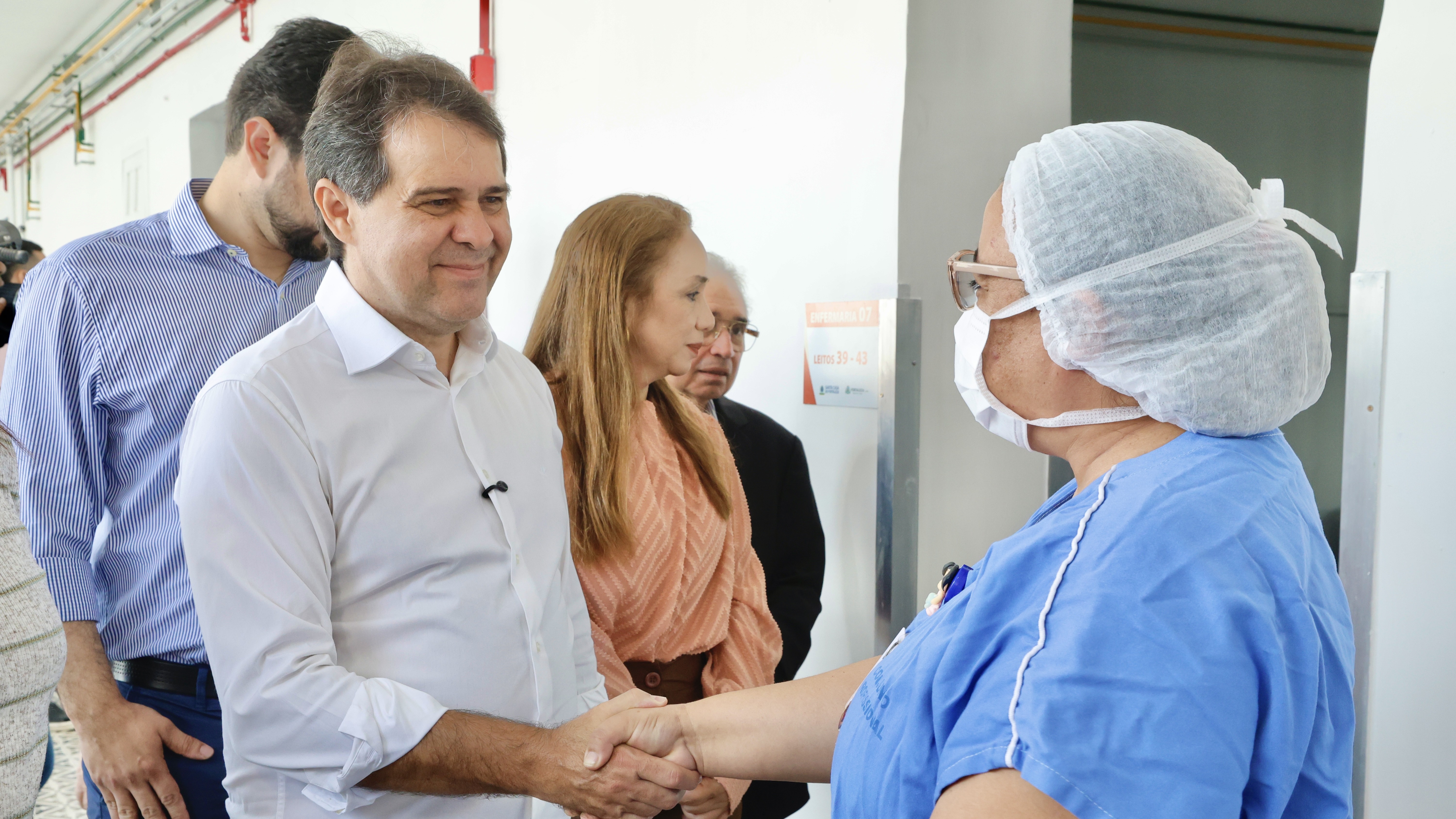 prefeito evandro cumprimenta uma enfermeira